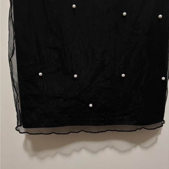 Elegant Black Dress with Pearl Accents - Picture 5 of 7